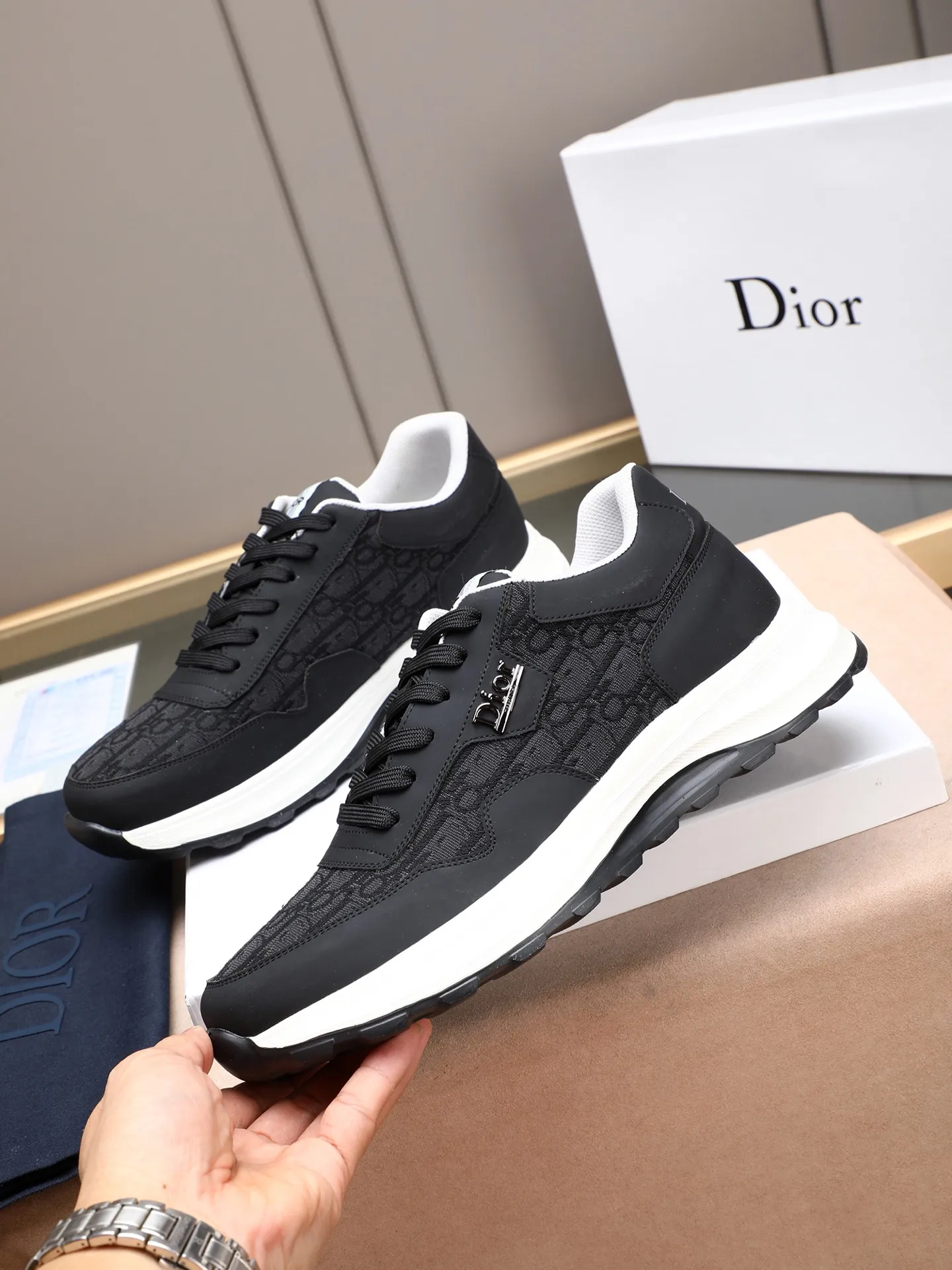 🆕🆕🆕Men's Shoes💰P460 Dior's avant-garde and versatile fashionable men's shoes are privately modeled, calfskin stitched with Dior's special waterproof fabric, fashionable, simple, stylish, eye-catching and classy. It will subvert old ideas and be a must-have for fashionistas who want to spend time with you! Must keep it for yourself! High-end comfort but low-end, high-end quality workmanship. Code number: 38-44 (45 customized) 4 colors for your choice [kiss][kiss][kiss]